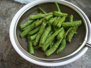 4、干煸豆角,捞出控油备用。