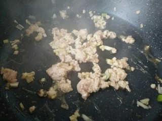 8、干煸豆角,加入肉末继续炒。