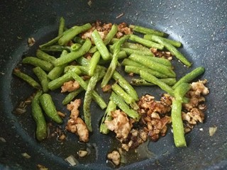 10、干煸豆角,放入豆角，然后加入少许酱油。