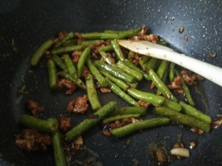 12、干煸豆角,出锅前撒少许盐即可关火。