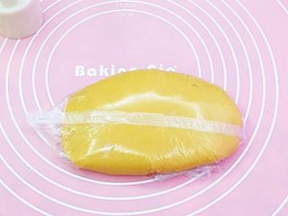 1、广式低糖莲蓉蛋黄月饼,盆里放入转化糖浆，玉米油，枧水搅拌融合，再筛入月饼粉和吉士粉用硅胶刮刀翻拌均匀，装入保鲜袋入冰箱冷藏松弛2个小时