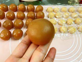 4、广式低糖莲蓉蛋黄月饼,包好蛋黄收口滚圆