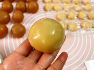 6、广式低糖莲蓉蛋黄月饼,慢慢收口滚圆，放入干粉中滚一圈防粘
