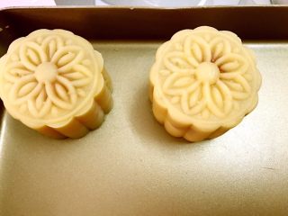 7、广式低糖莲蓉蛋黄月饼,再用模具压制（压模的时候力道要均匀）