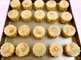 8、广式低糖莲蓉蛋黄月饼,依次完成所有月饼，烤箱200度上下火预热