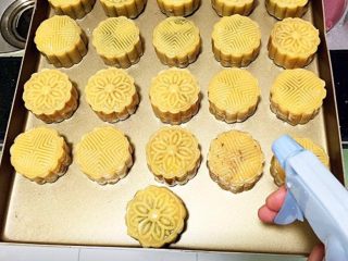 9、广式低糖莲蓉蛋黄月饼,用小喷壶在月饼表面喷薄薄的水雾，一定不能多一扫而过即可