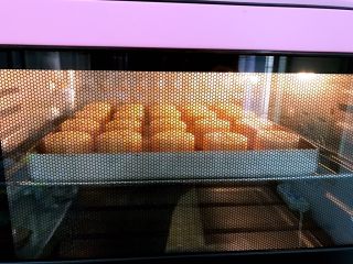 10、广式低糖莲蓉蛋黄月饼,放入预热好的烤箱里200度中层烤5分钟定型后取出月饼刷蛋黄水，这时烤箱转180度