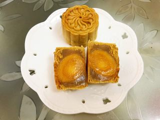 12、广式低糖莲蓉蛋黄月饼,出炉……趁热切开一个给大家看，蛋黄冒油很完美哦