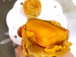 13、广式低糖莲蓉蛋黄月饼,薄薄的皮，少少的馅，一整个的咸蛋黄何其满足^_^