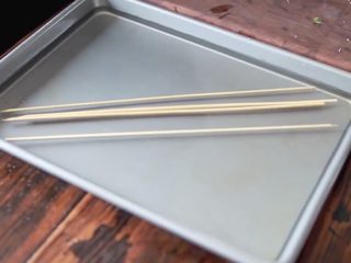 1、8分钟做一份蒜蓉烤大虾,竹签浸泡30分钟，可以提前一晚上泡好