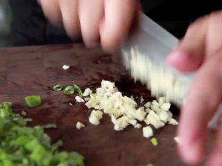 6、8分钟做一份蒜蓉烤大虾,把蒜剁碎，剁剁剁！