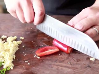 8、8分钟做一份蒜蓉烤大虾,辣椒切粒