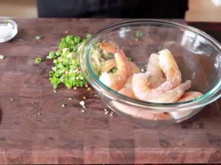 9、8分钟做一份蒜蓉烤大虾,所有葱、姜、蒜、辣椒一起混合