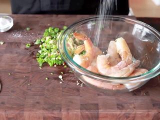 11、8分钟做一份蒜蓉烤大虾,加点海盐