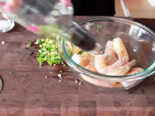 10、8分钟做一份蒜蓉烤大虾,加点油