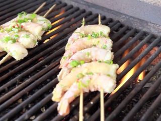 14、8分钟做一份蒜蓉烤大虾,上炉烤2-4分钟，烤箱200度烤10分钟