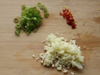 4、避风塘炒虾,蒜切末,小葱切末,干红辣椒切末