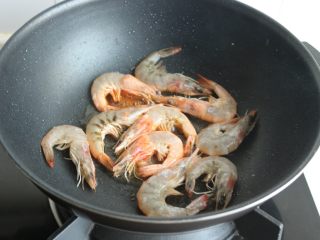7、避风塘炒虾,翻面继续煎。