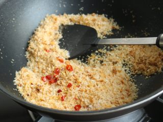 12、避风塘炒虾,继续小火炒一下面包糠,加盐调味,加入小红辣椒末。