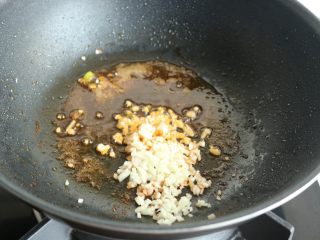 10、避风塘炒虾,油锅不用清洗,利用刚才煎虾剩下的油,炒香蒜末,要用小火,不要炒糊,要炒到金黄的状态。