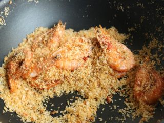 14、避风塘炒虾,炒一下,让所有的虾身上都裹满面包糠。