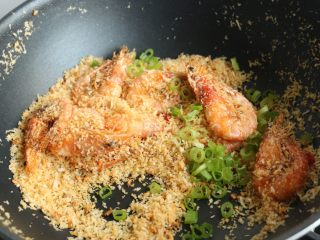 15、避风塘炒虾,撒小葱末,翻炒一下,这个菜就完成了。