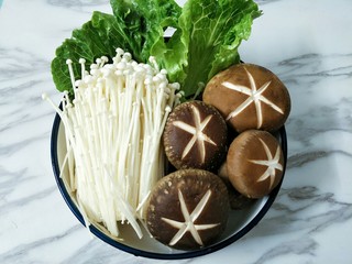 7、鸳鸯火锅,金针菇用剪去根部清洗干净，和香菇装盘