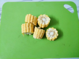 8、鸳鸯火锅,玉米洗净切块