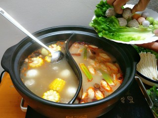 16、鸳鸯火锅,下入丸子先煮，丸子比较难熟要先放，其它菜现吃现烫