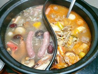 20、鸳鸯火锅,自制的脆皮肠，吃的时候放下去煮5-10分钟，多煮一会儿也没事