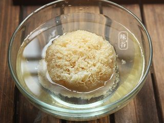 2、木瓜红枣银耳羹,银耳一定要用清水提前进行泡发;