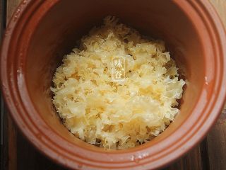 5、木瓜红枣银耳羹,撕碎的银耳放入炖煲;