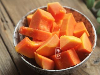 9、木瓜红枣银耳羹,切成小块;