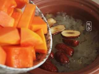 11、木瓜红枣银耳羹,放进木瓜,继续炖煮半小时;