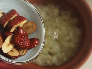 10、木瓜红枣银耳羹,打开炖锅,放进红枣;