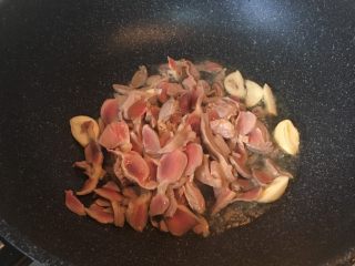 7、青豆鸡胗,放入鸡肫肝翻炒。