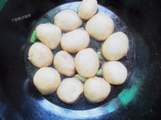 7、面筋塞肉,放入油面筋大火烧开,中火焖煮五分钟,转小火再煮十五分钟,收至汤汁渐浓。