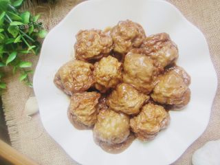 8、面筋塞肉,煮好的油面筋的皮是皱皱的吸在肉馅上的