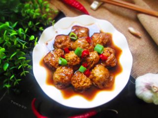 12、面筋塞肉,这道面筋塞肉算是上海的本帮菜,是道很有年代的菜,曾风靡工厂和学校的大食堂里。味道鲜美,肉汁足,汤汁配饭都是超赞的~