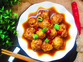 9、面筋塞肉,最后撒少许葱花,装盘即可,注意的是盛的时候小心哦,别把油面筋弄破皮了,就不好看啦