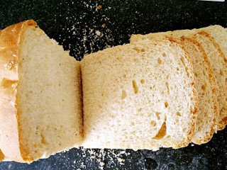 1、全麦土司三明治,准备好全麦土司一个，切片