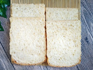 2、全麦土司三明治,切出4片备用