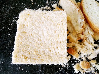 3、全麦土司三明治,修修边角，用剪刀或锯齿刀