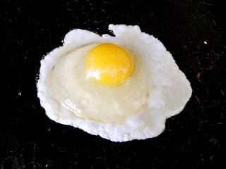 4、全麦土司三明治,鸡蛋嗑入平底锅，直到煎9分熟