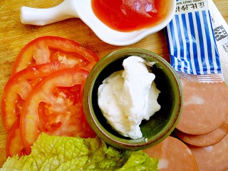 6、全麦土司三明治,奶酪，番茄酱，沙拉酱准备好