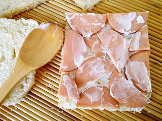 8、全麦土司三明治,火腿片铺满再抹沙拉酱