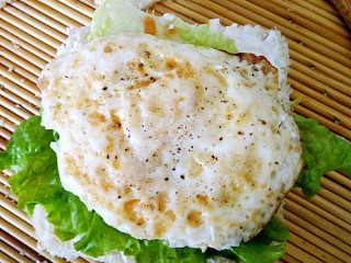 10、全麦土司三明治,再抹奶酪番茄酱，生菜，鸡蛋煎好铺上撒少许黑胡椒