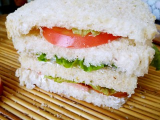 12、全麦土司三明治,最后再放一片土司，用手按按，不容易散开