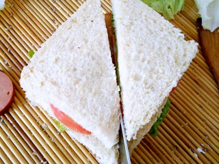 13、全麦土司三明治,取锋利的刀子，三角对半切开