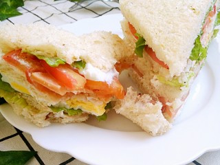 15、全麦土司三明治,已经吃上了，再放点辣椒酱就更诱人了吧，可惜孩子不吃辣！????